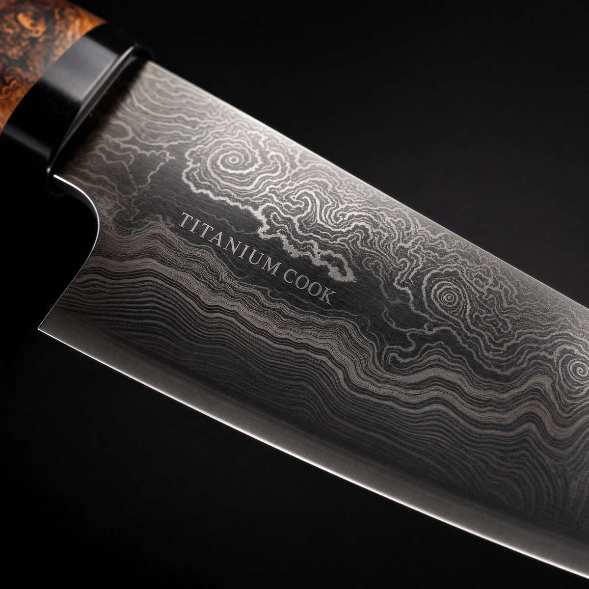 Detaillierte Gravur der Damastklinge TITANIUM COOK — Prisme Onyx