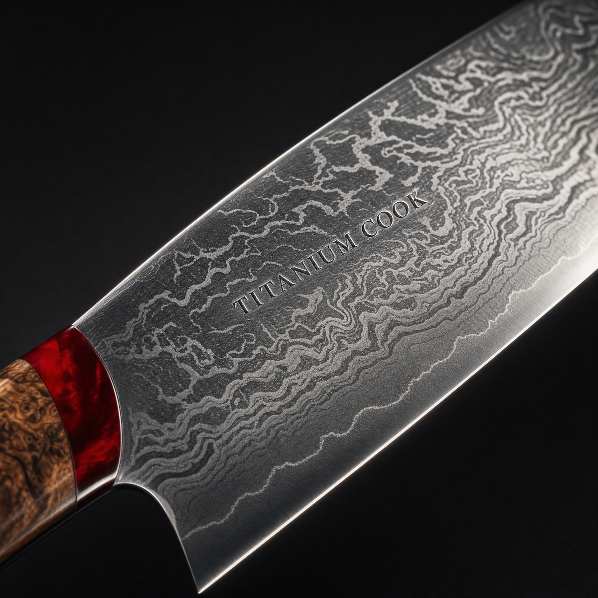 Detail der gravierten Damaszenerklinge TITANIUM COOK — Granatprisma