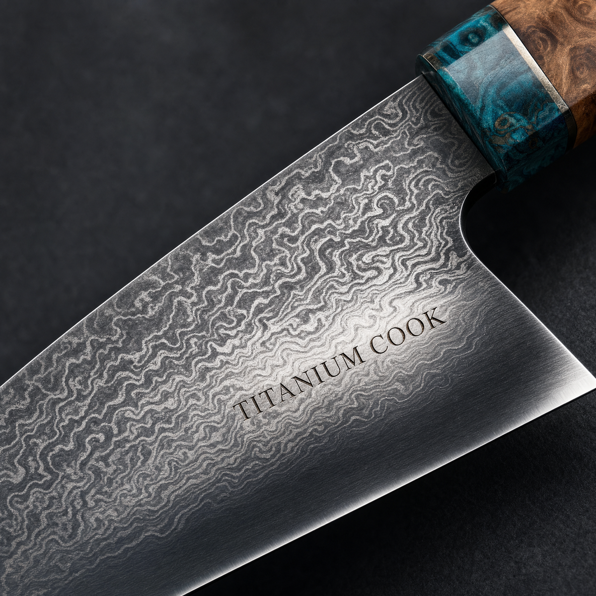 Detail der gravierten Damaszenerklinge TITANIUM COOK — Prisme Lagon