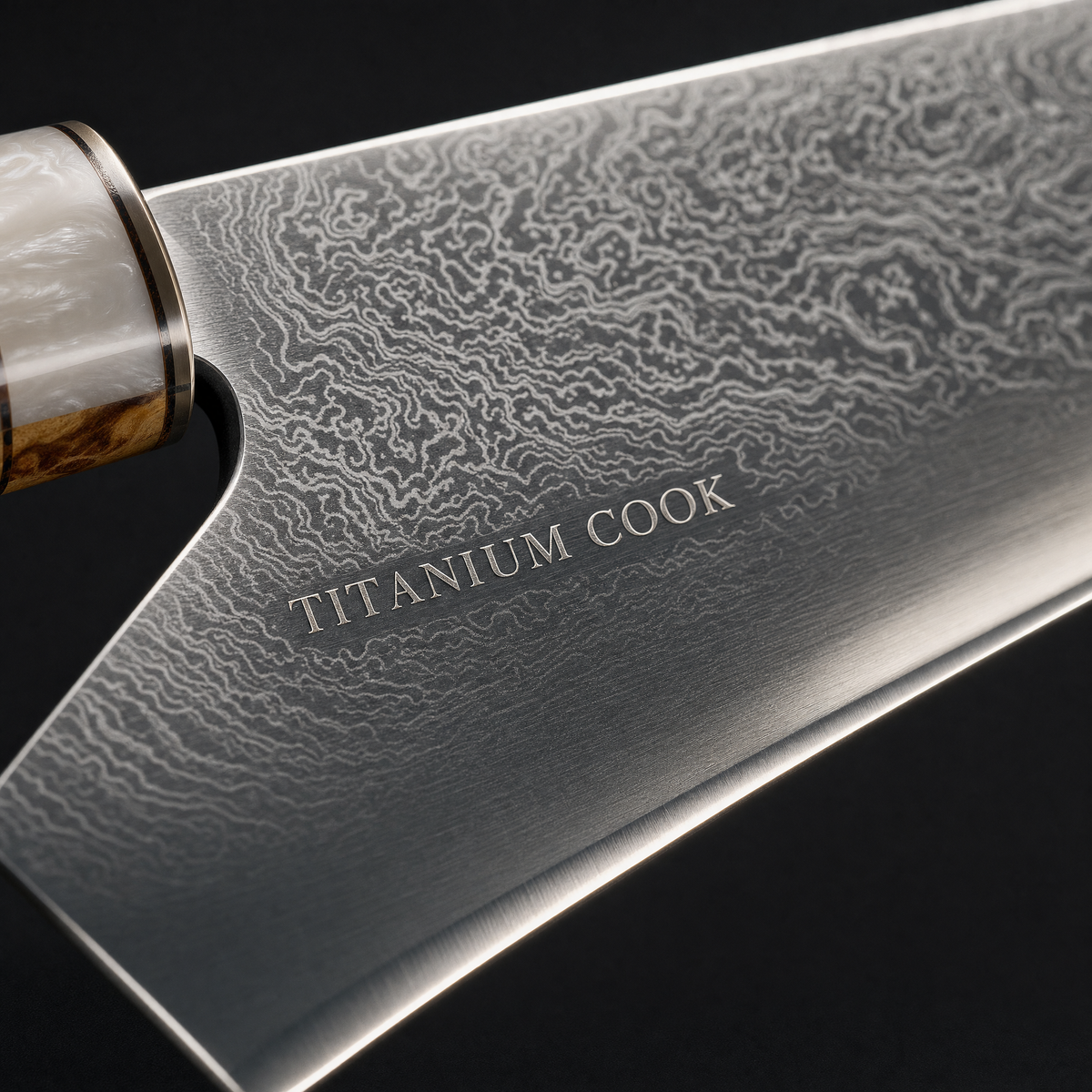 Detail der gravierten Damaszenerklinge TITANIUM COOK — Prisme Nacre