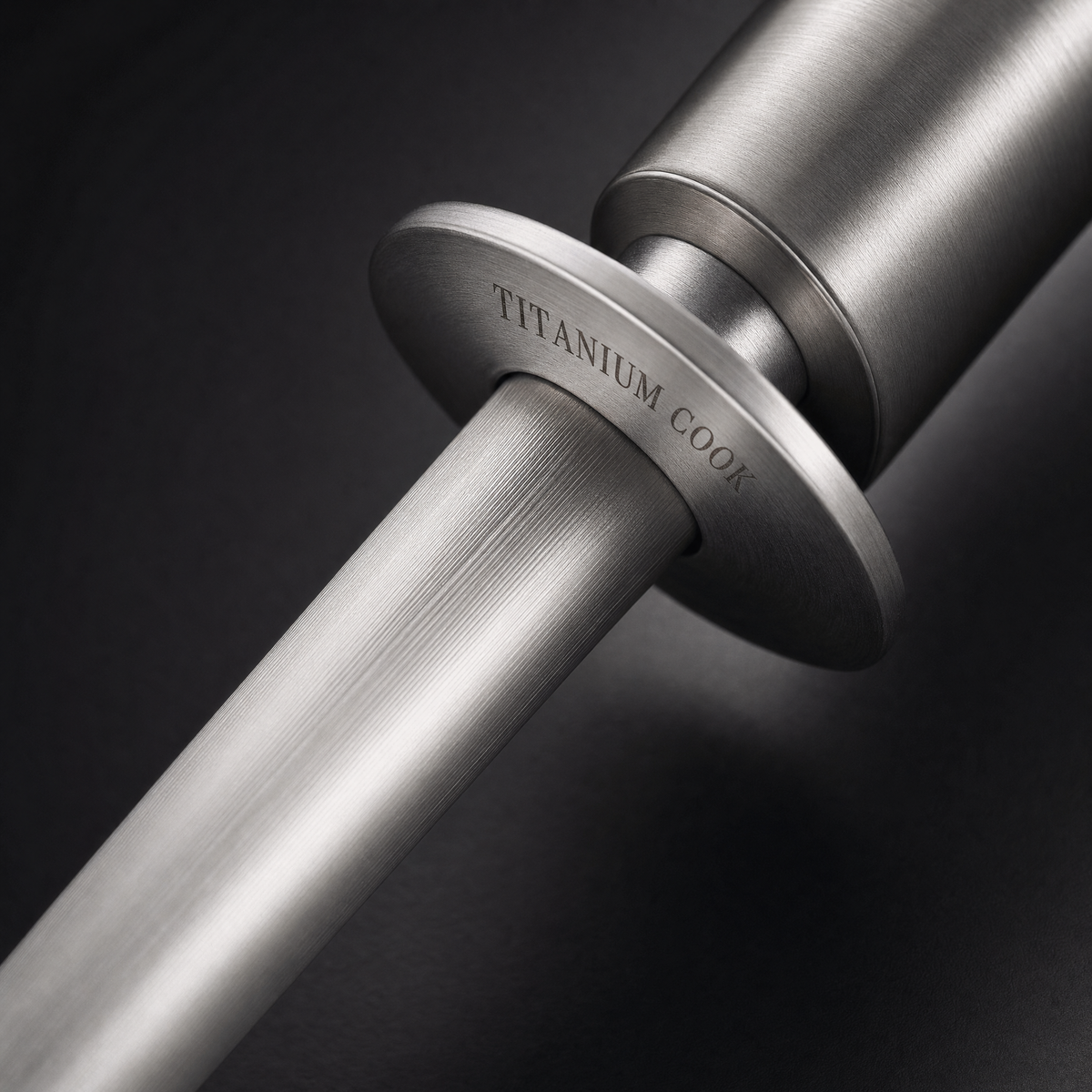 Detail der gravierten Parierstange TITANIUM COOK und der Rillen — Wetzstahl