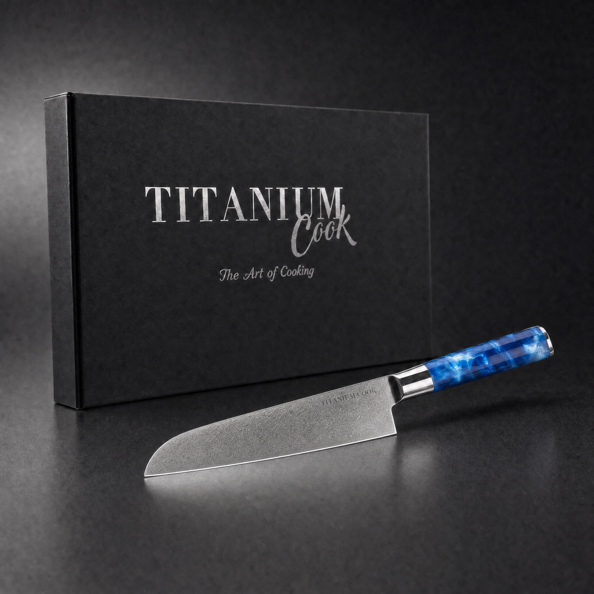 Ozeanblaues Santoku-Messer, TitaniumCook-Set vor schwarzem Studiohintergrund