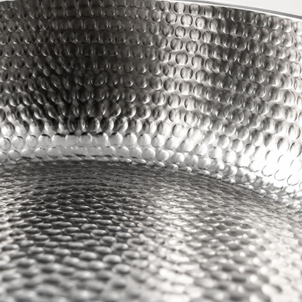 Gros plan macro de la texture martelée du titane sans revêtement